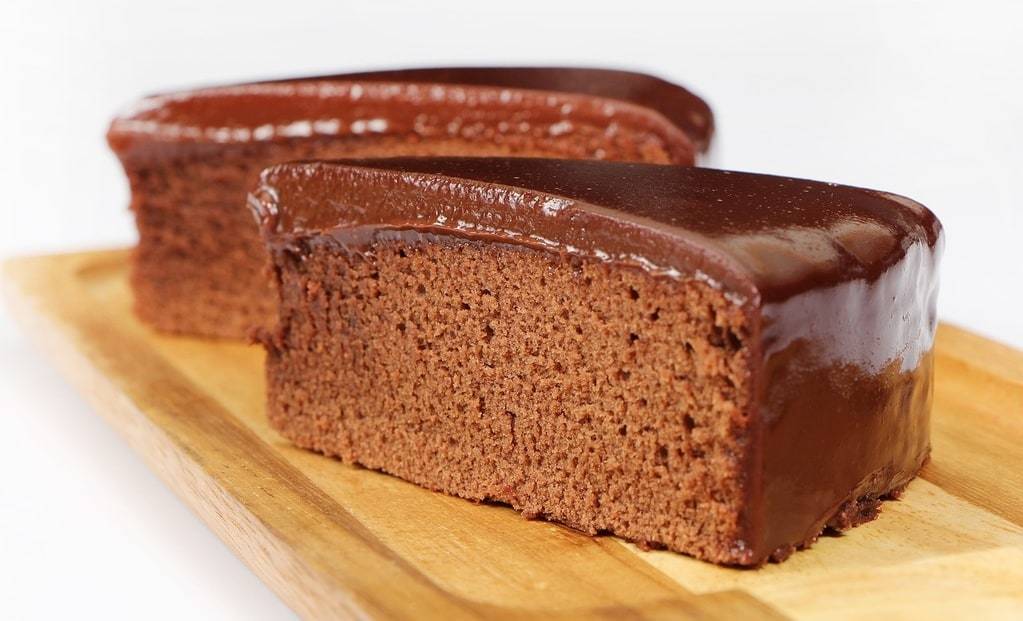 Le glaçage miroir chocolat : la touche finale qui sublime vos entremets